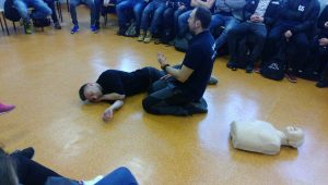 „Uratuj życie, włącz defibrylator”