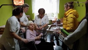 „W TYM ŚWIĄTECZNYM CZASIE, OTWÓRZMY SERCA NA OSOBY SAMOTNE, CHORE I STARSZE”