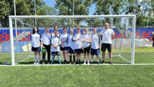 I MIEJSCE W ZAWODACH REJONOWYCH W PIŁCE NOŻNEJ DZIEWCZĄT SZKÓŁ PONADPODSTAWOWYCH